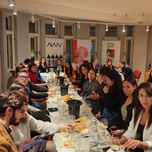 Participanți la Degustarea de Vin în curtea Palatului Braunstein